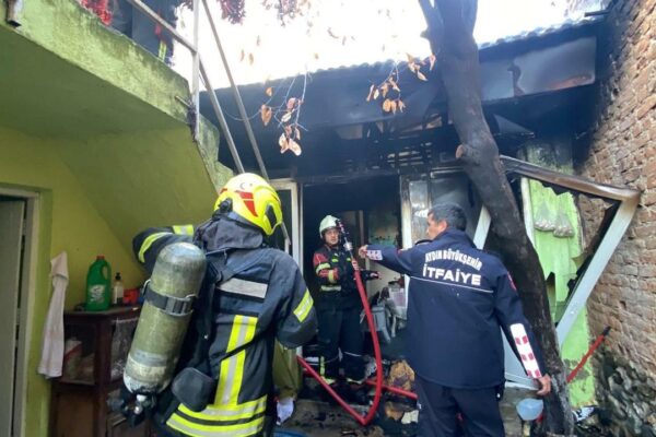 Tamamen yanan evden tek başına kurtuldu